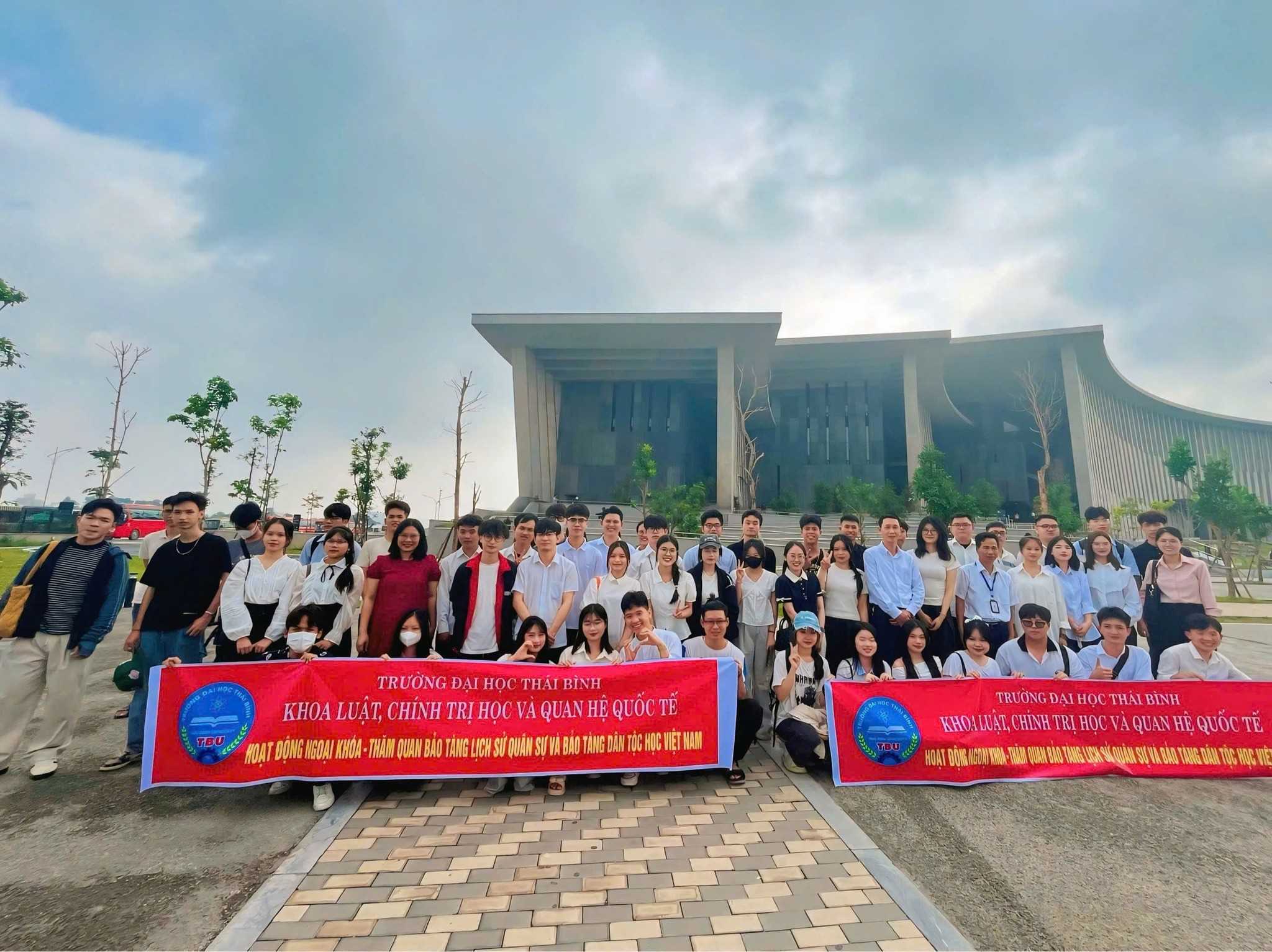 KHOA LUẬT, CHÍNH TRỊ HỌC VÀ QUAN HỆ QUỐC TẾ TỔ CHỨC BUỔI ĐI THỰC TẾ - THAM QUAN TRẢI NGHIỆM TẠI BẢO TÀNG LỊCH SỬ QUÂN SỰ VÀ BẢO TÀNG DÂN TỘC HỌC VIỆT NAM